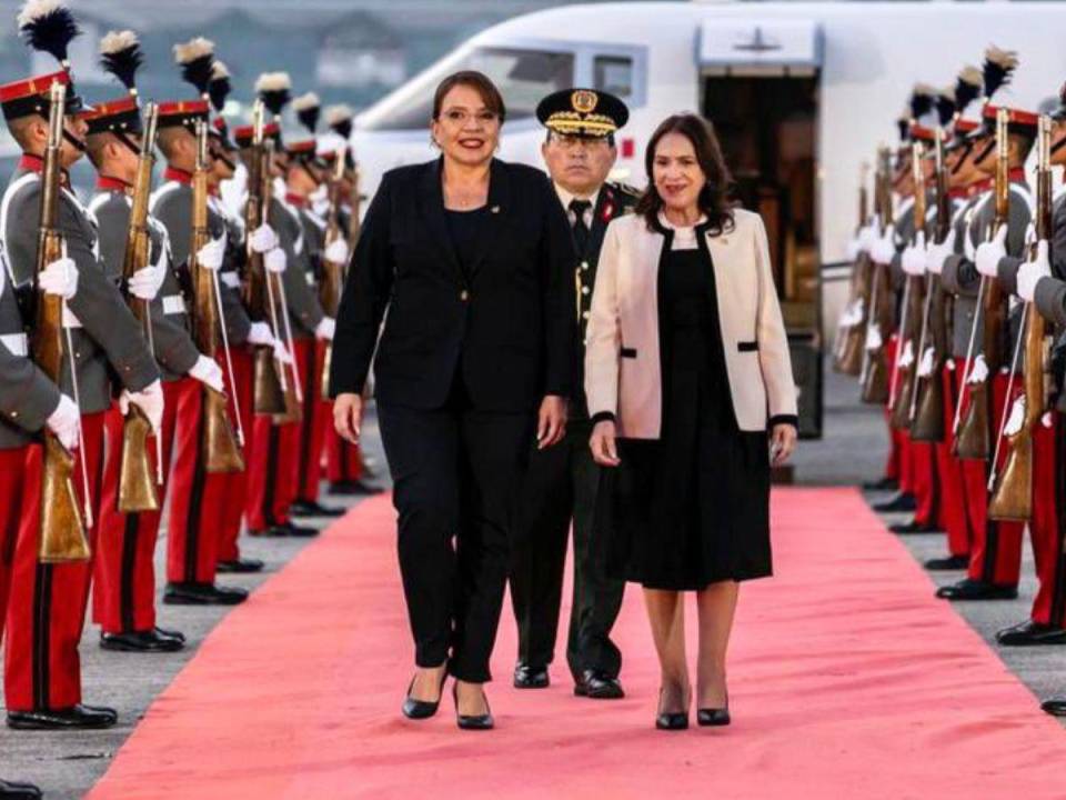 La presidenta hondureña Xiomara Castro llegó la mañana de este domingo a Guatemala para ser parte de la toma de posesión de Arévalo.