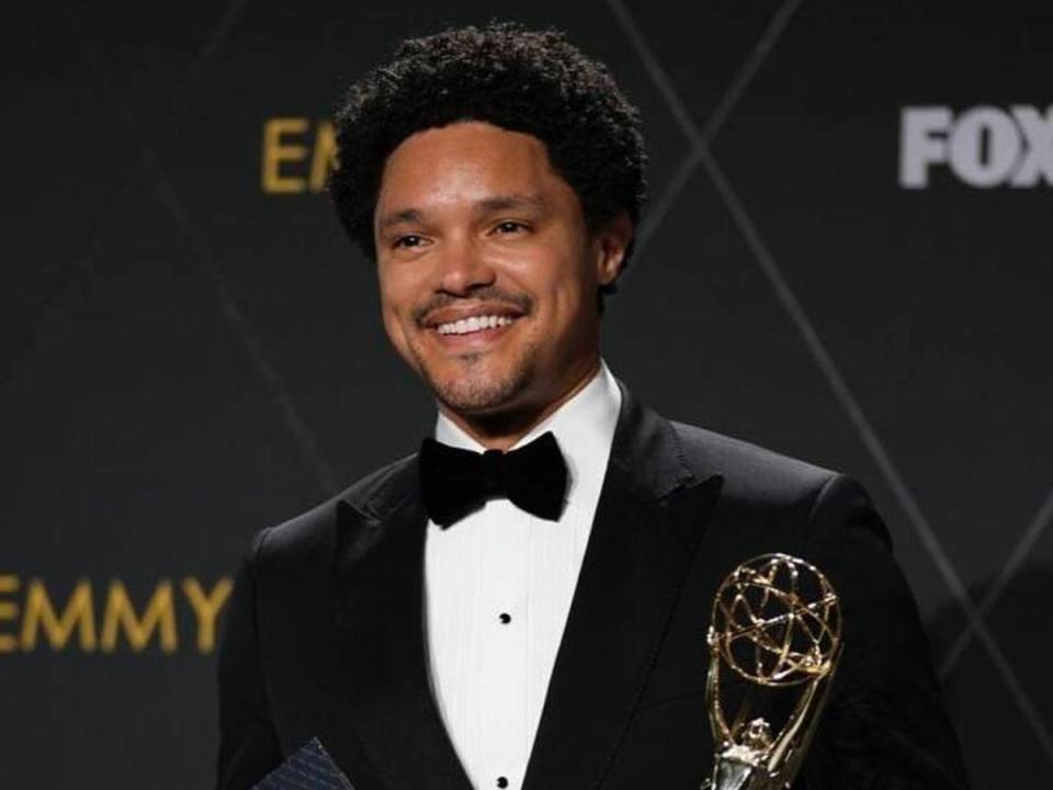 Recientemente se anunció que el presentador encargado de conducir la ceremonia los premios Grammy 2024 será Trevor Noah. Aunque este no es el primer año en el que Noah se desempeña como anfitrión de los Grammys, pues ha presentado las ediciones anteriores, desde la número 63 hasta la 65. A continuación te contamos un poco más sobre él.