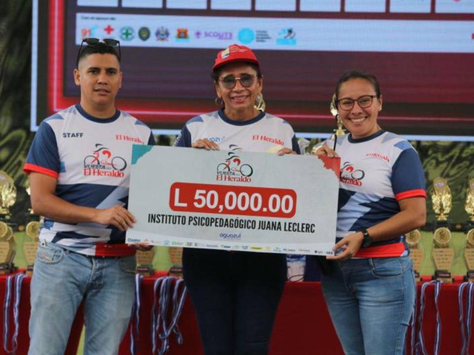 La directora del Juana Leclerc recibió el cheque de manos de María Ortiz y Fernando Maldonado.