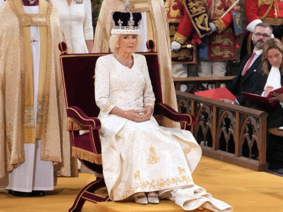 Junto a los uniformes y ropajes cargados de historia, imprescindibles en la coronación de Carlos III, la reina Camila optó por un diseñador británico para confeccionar su atuendo para la coronación. Utilizó el diseñador favorito de la fallecida princesa Diana.