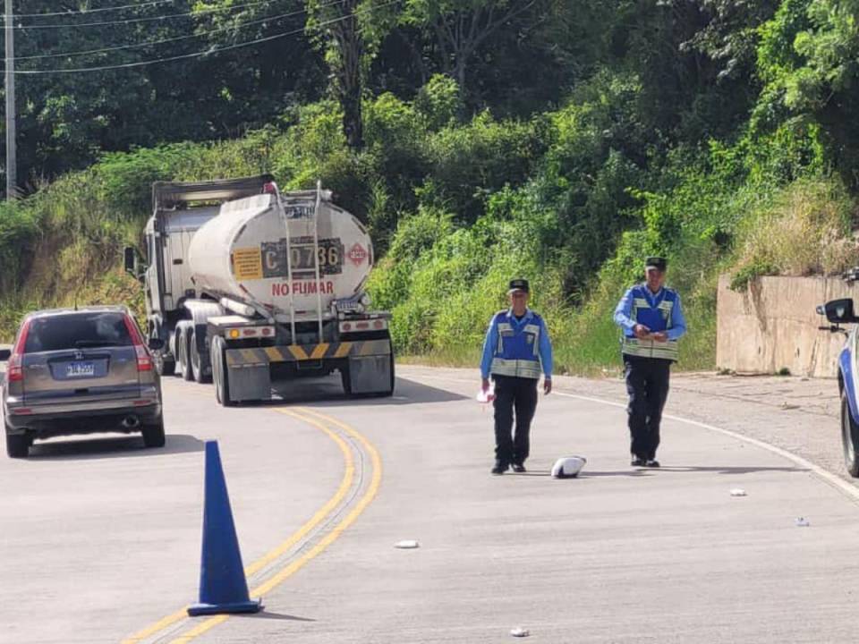 Las autoridades de la Dirección Nacional de Vialidad y Transporte (DNVT) llegaron hasta el lugar del percance entre el motociclista y la pipa que transporta combustible.