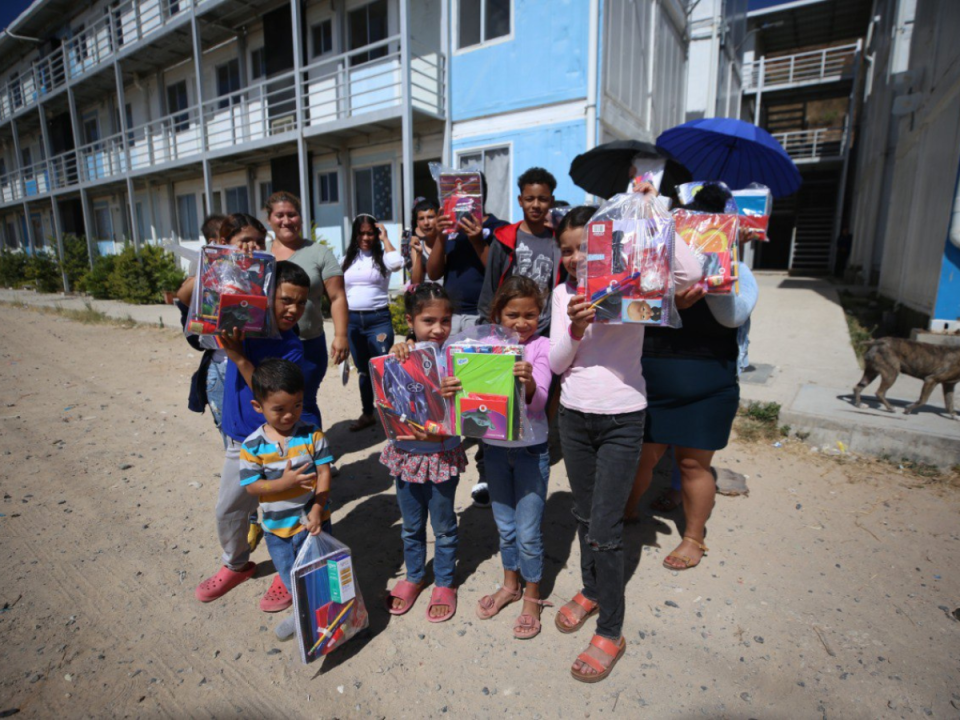 Niños de todas las edades expresaron su felicidad, mostrando sonrisas que iluminan la esperanza en medio de dificultades.