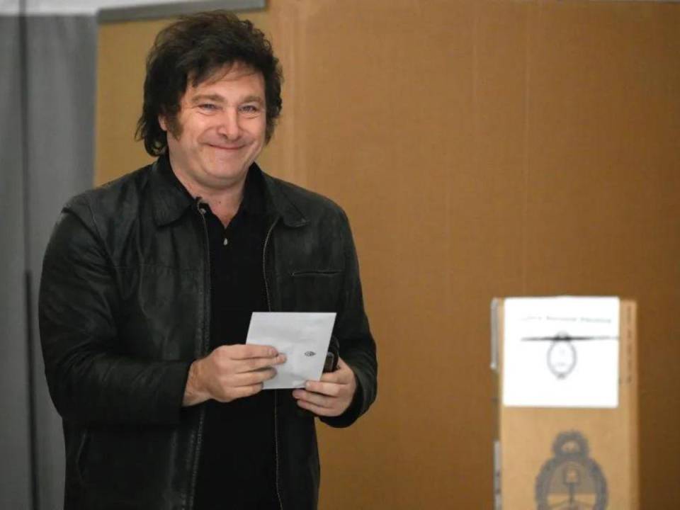 El candidato opositor, Javier Milei, previo a ejercer el sufragio en un centro educativo de Buenos Aires, Argentina.