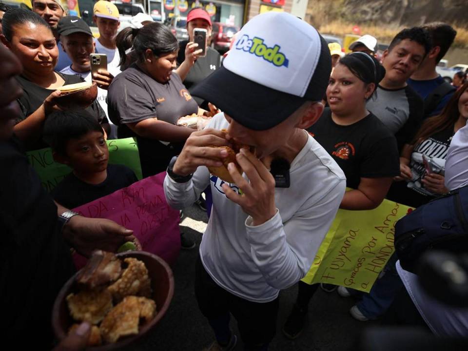El youtuber Shin Fujiyama disfrutó de un chicharrón preperado por “Costillas y chicarrones El Durazno” que lo esperaban en la entrada de Tegucigalpa.