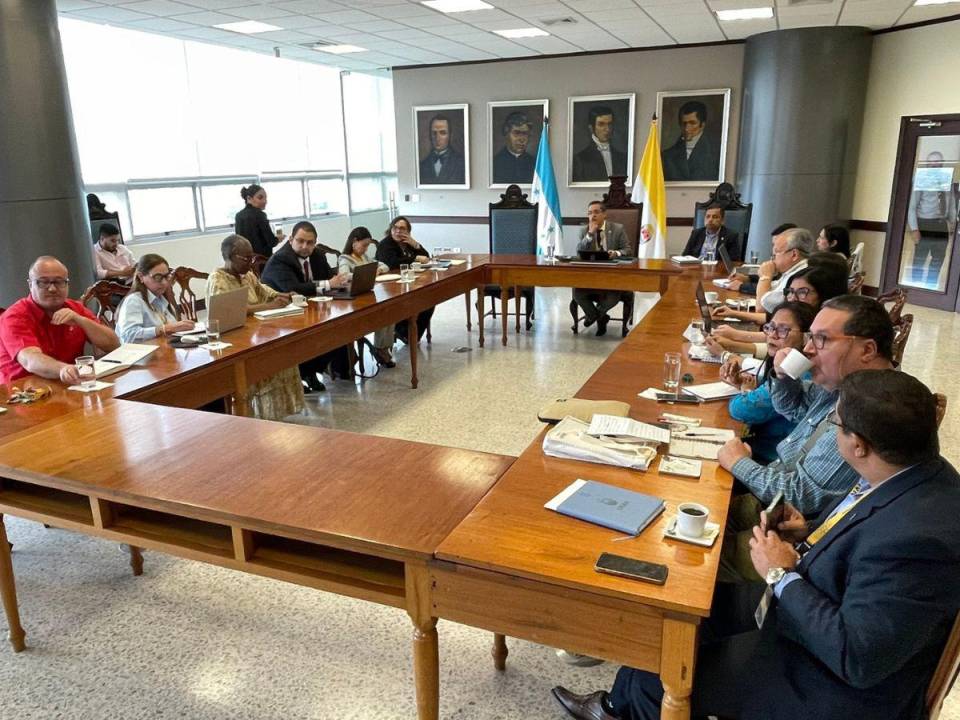 Los decanos y directores de centros regionales se reunieron con el rector Odir Fernández este martes.