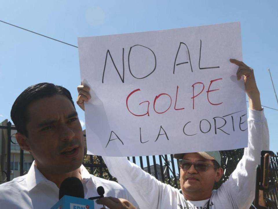 Integrantes del Bloque de Oposición Ciudadana llamaron ayer a la población a no permitir otra ilegalidad más en el país y ser valientes en la defensa de la Constitución de la República y sus leyes. ¡No más ilegalidades en el país”, exigieron.