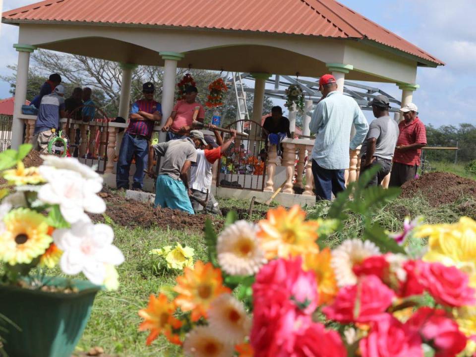 Sus familiares contaron que siempre fueron muy unidos y este miércoles ambos fueron sepultados en el municipio de San Francisco de Becerra. Filomena Hernández y su nieto, Bruno Sánchez, murieron en el fatal accidente vial registrado en la carretera que de Olancho conduce a la capital de Honduras. EL HERALDO presenció la dolorosa despedida y captó estas imágenes.