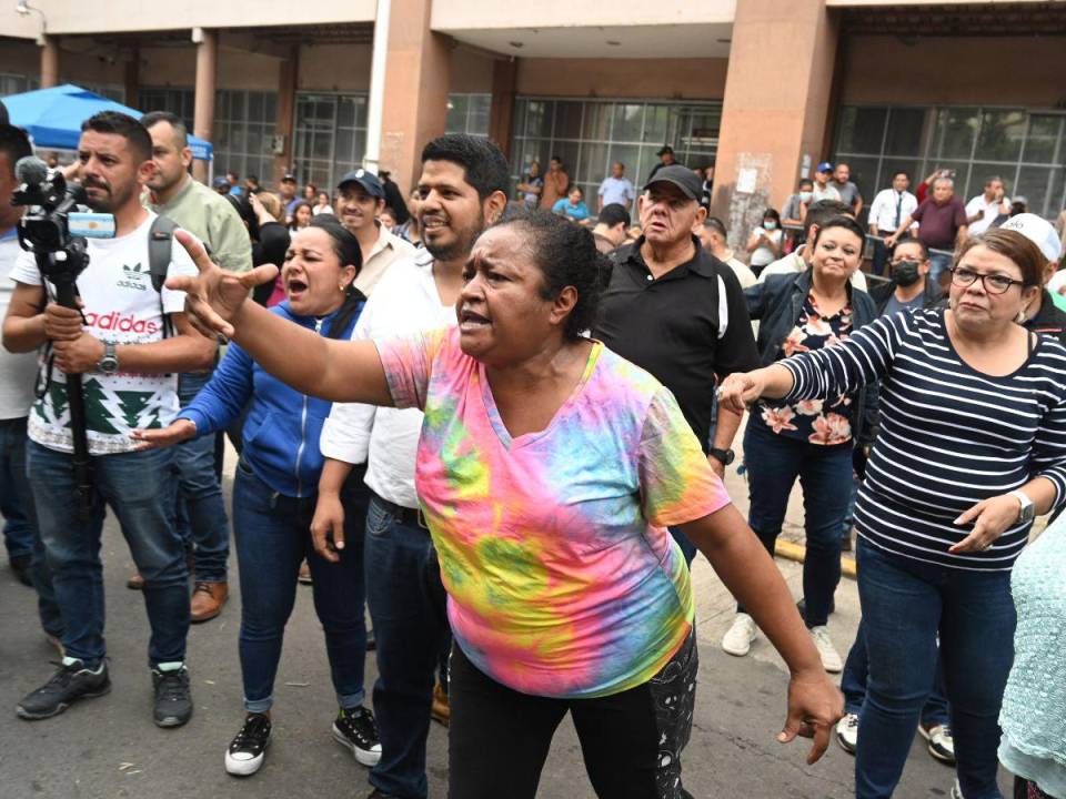 Imagen tomada en las afueras del Ministerio Público de Honduras, luego de que el nuevo fiscal general y fiscal adjunto fuesen elegidos de forma interina por el presidente del Congreso y otros ocho diputados.