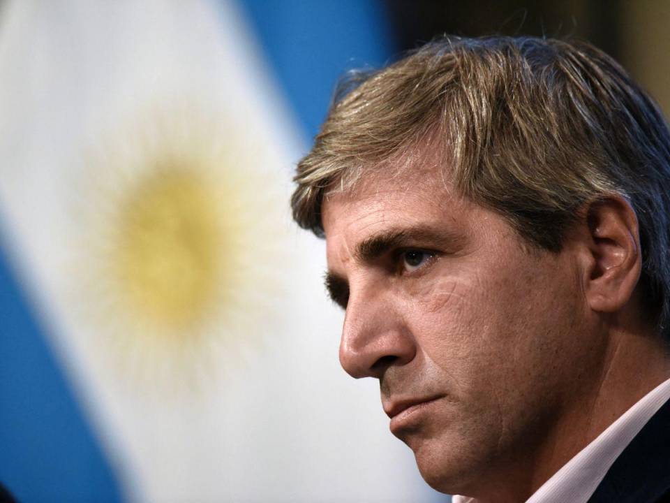 Caputo, de 58 años, fue ministro de Finanzas y expresidente del Banco Central durante el gobierno de Macri (2015-2019).