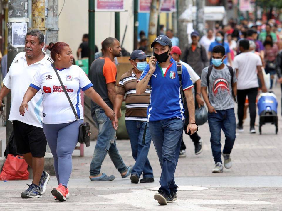 Las autoridades de Salud planean implementar el uso obligatorio de la mascarilla en el transporte público y en los bancos.