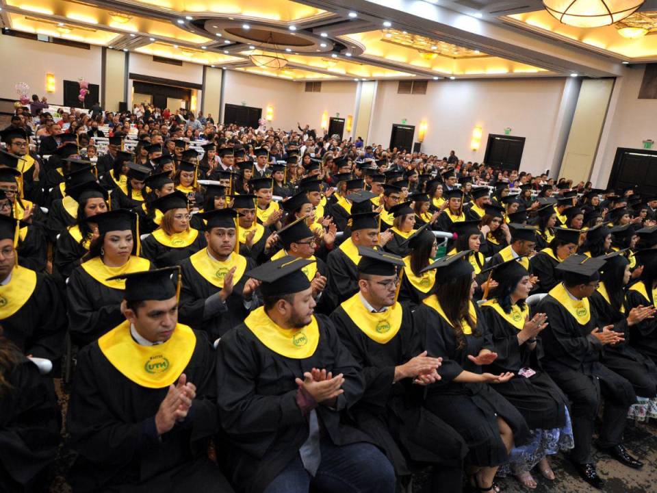 En un solemne acto los nuevos profesionales de UTH celebraron por todo lo alto la culminación de sus estudios.