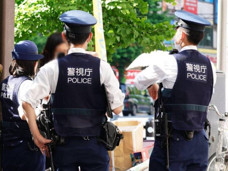 Medios de prensa japoneses citaron a fuentes policiales diciendo que el oficial en cuestión salió a beber con sus colegas y se quedó dormido cuando caminaba a casa con la bolsa.