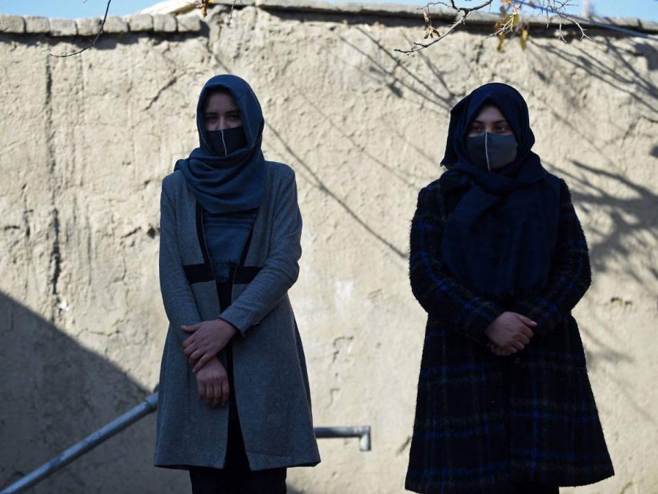 Al menos cinco organizaciones anunciaron el domingo que suspendían su labor en Afganistán por el veto de los talibanes.