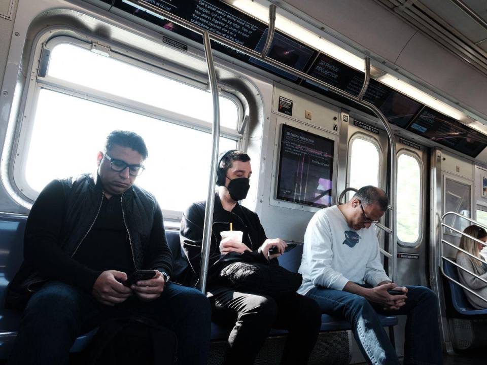 Personas, algunas todavía con mascarillas, viajan en el metro de Brooklyn el 11 de mayo de 2023 en la ciudad de Nueva York.