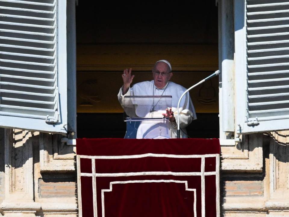 El Papa Francisco saluda desde la ventana del palacio apostólico.