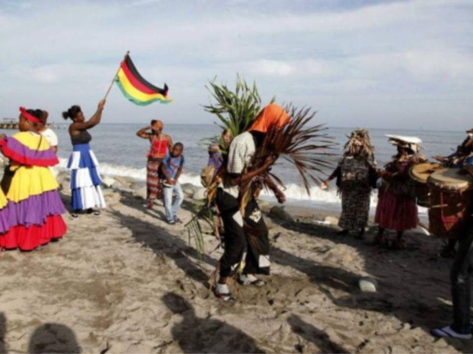 La cultura garífuna se caracteriza por una rica diversidad de tradiciones, que incluyen música, danza, religión, idioma, gastronomía y formas de organización social.