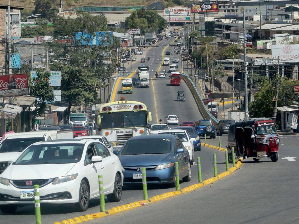 Entre la colonia El Carrizal y el desvío a El Lolo se realizó una importante señalización que tiene por objetivo poner orden a los irresponsables conductores.