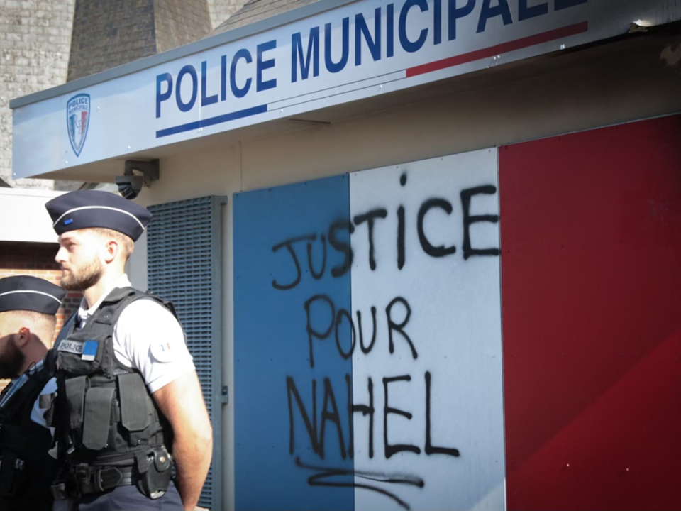 Policía francesa refuerza despliegues para contener protestas tras muerte de joven.