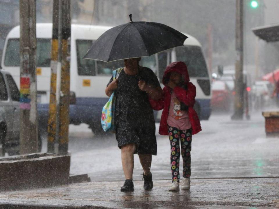 Con la conexión de dos sistemas de baja presión, se espera más lluvias en el territorio nacional para las próximas horas,