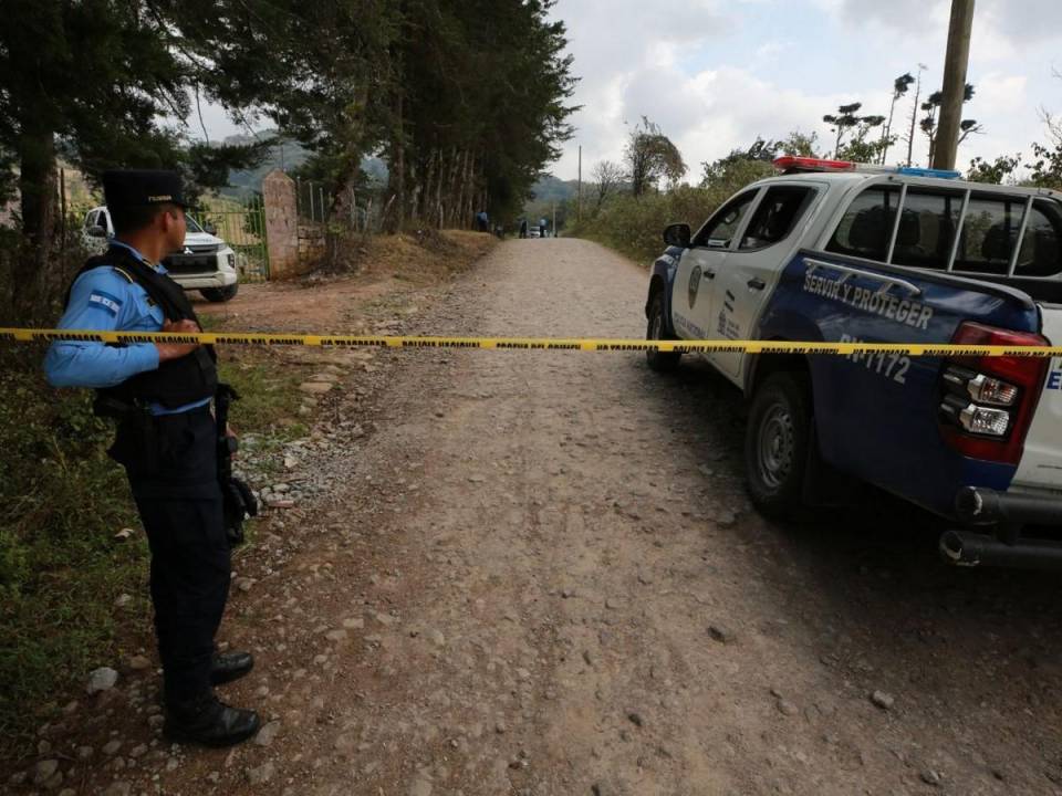 Un enfrentamiento entre unidades de la Policía Nacional y supuestos integrantes de la Pandilla 18 dejó una persona herida y cuatro detenidos el 17 de marzo en el municipio de Azacualpa hacia Tatumbla. Estas son las imágenes.
