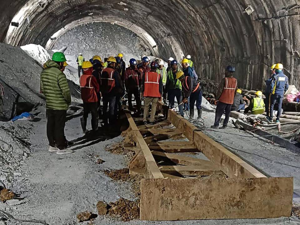 Más de cien rescatistas trabajan por tercer día consecutivo este martes para intentar salvar a 40 obreros que están atrapados bajo tierra en el norte de India y que siguen vivos tras el derrumbe de un túnel en construcción.