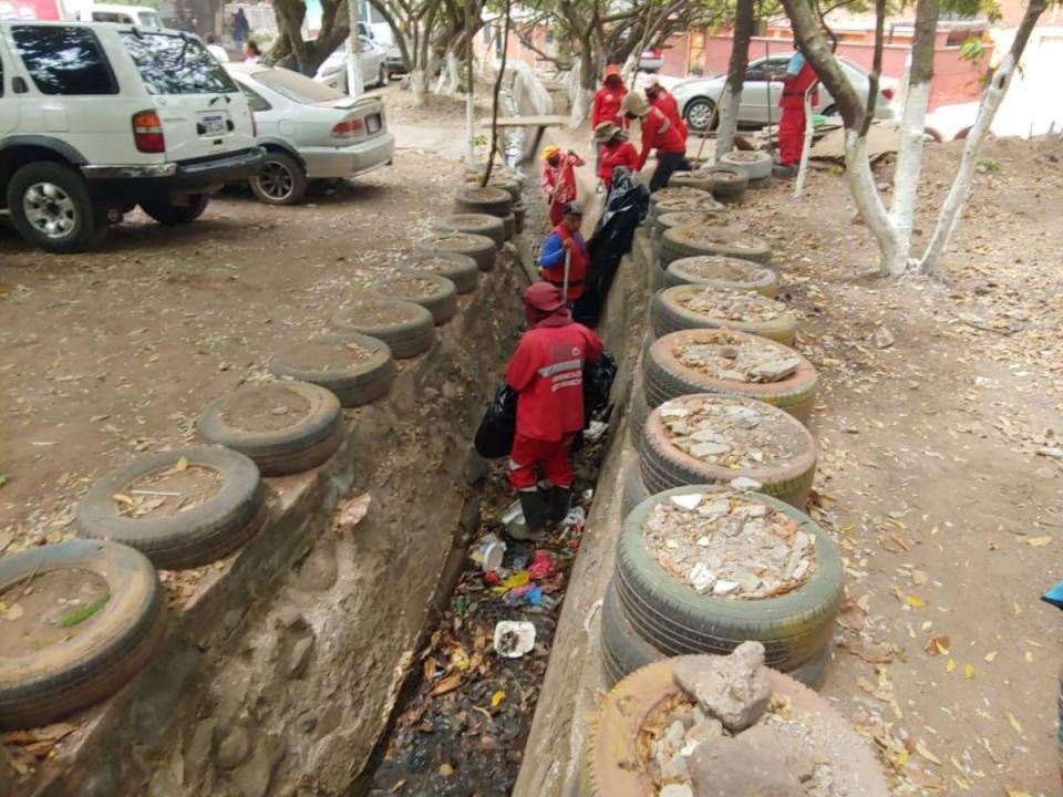 Los trabajos de limpieza se realizan con el fin de evitar inundaciones en diferentes barrios y colonias de la capital.