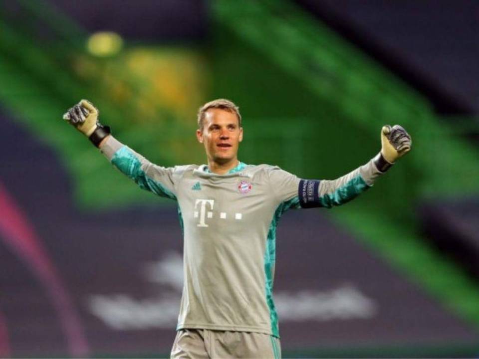 El portero alemán del Bayern de Múnich, Manuel Neuer, celebra el tercer gol de su equipo durante la semifinal de la Liga de Campeones de la UEFA de fútbol entre el Lyon y el Bayern de Múnich en el estadio José Alvalade de Lisboa.