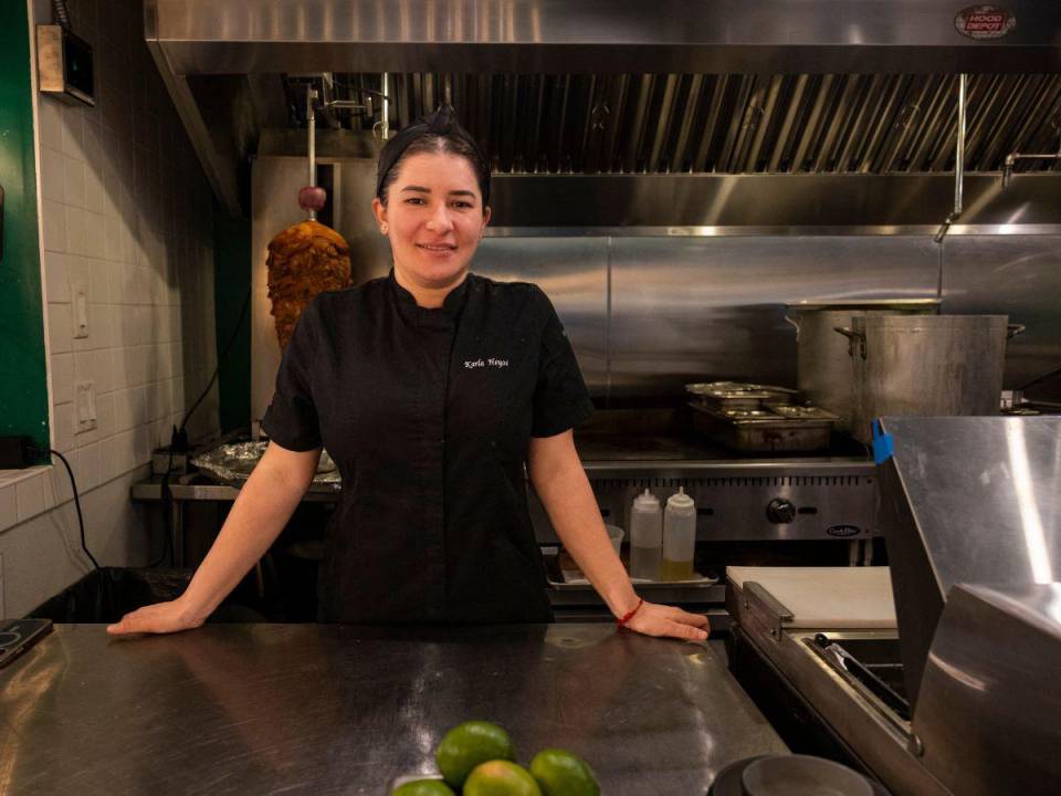 Karla Hoyos sabe que, en cualquier momento, puede recibir una llamada que la aleje por semanas de su taquería en la ciudad de Miami. Cuando la ONG estadounidense World Central Kitchen (WCK) la contacta, la chef mexicana viaja donde la necesiten para alimentar a víctimas de desastres naturales o conflictos armados.