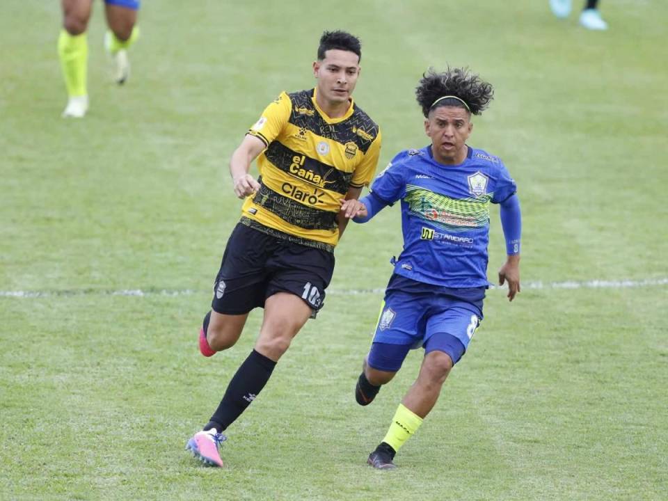 Jhow Benavídez y Henry Gómez disputando el balón en la cancha del estadio Olímpico.