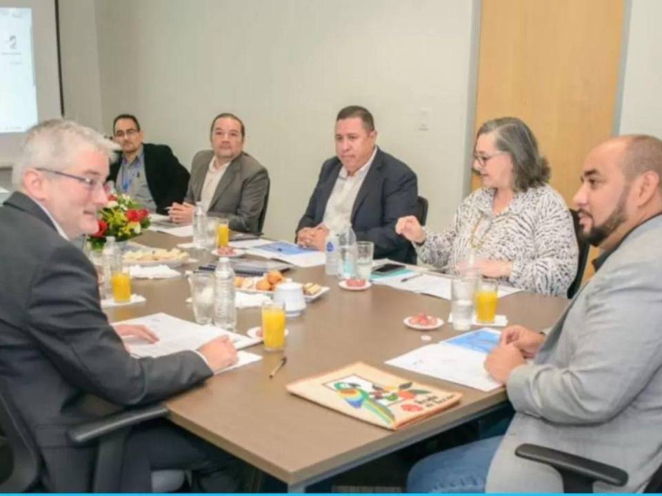 El ministro Daniel Sponda durante la reunión con el embajador de Francia en Honduras, Cédric Prieto y la delegación francesa.