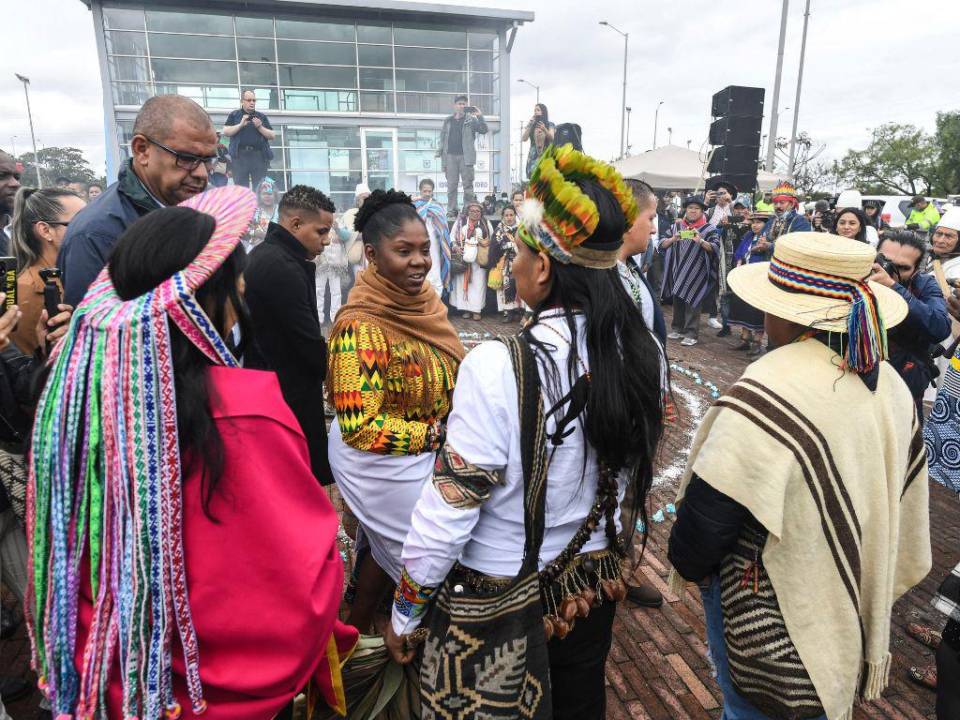 Indígenas asisten a una ceremonia de juramentación simbólica de organizaciones étnicas y ancestrales para el presidente electo de Colombia, Gustavo Petro.