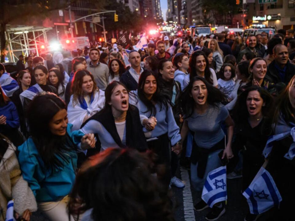 Protestantes hacen vigilia en apoyo a la situación que esta enfrentando Israel en Nueva York.