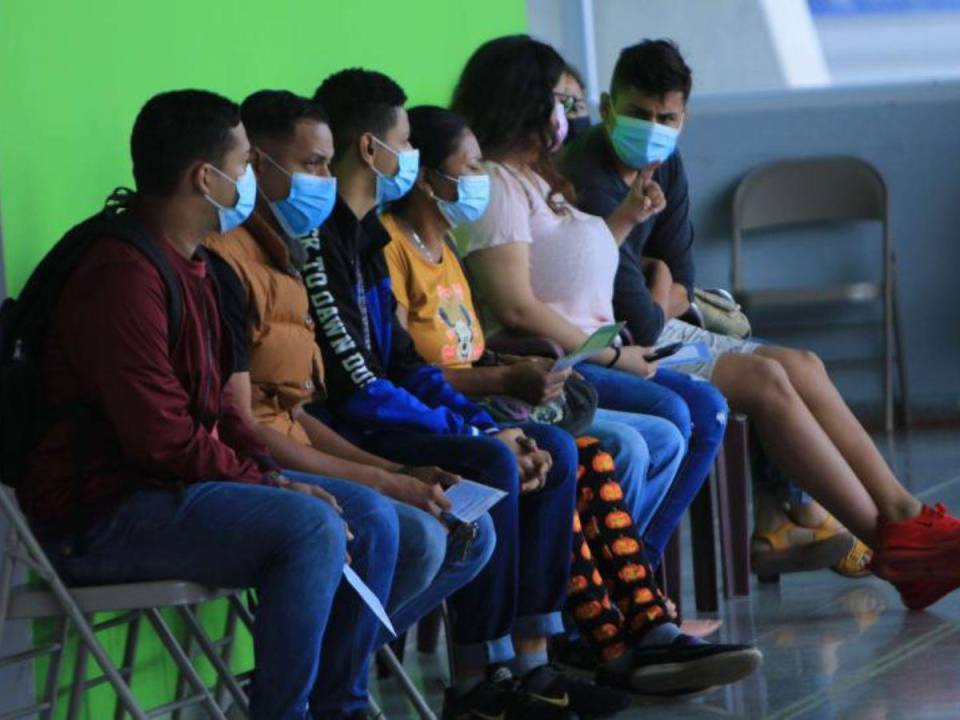 Autoridades instan a hondureños a vacunarse contra la nueva subvariante XBB.1.15 y XBB 1.5 de ómicron antes del tercer brote.
