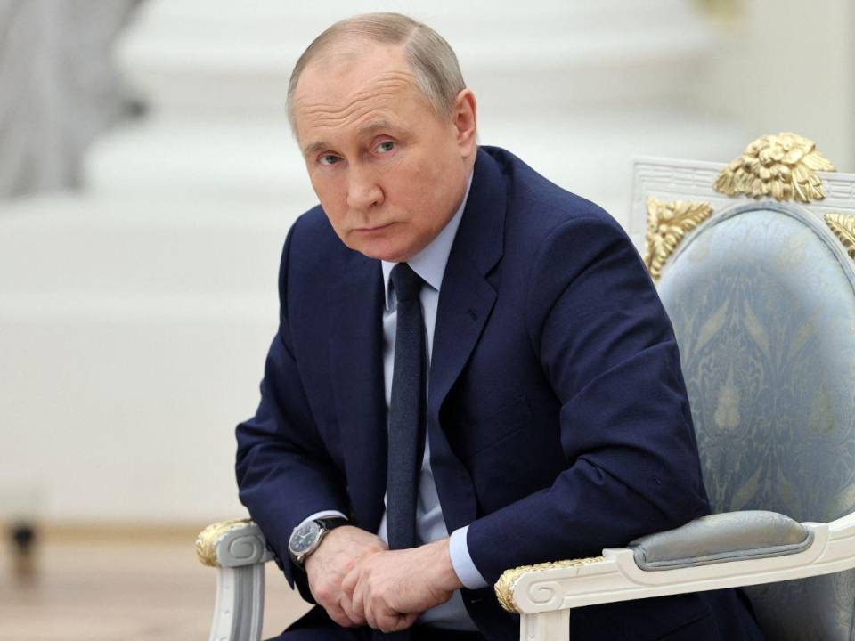 El presidente ruso Vladimir Putin observa mientras celebra una reunión de la junta supervisora de la plataforma Rusia - Tierra de Oportunidades en el Salón de Catalina del Kremlin en Moscú el 20 de abril de 2022.
