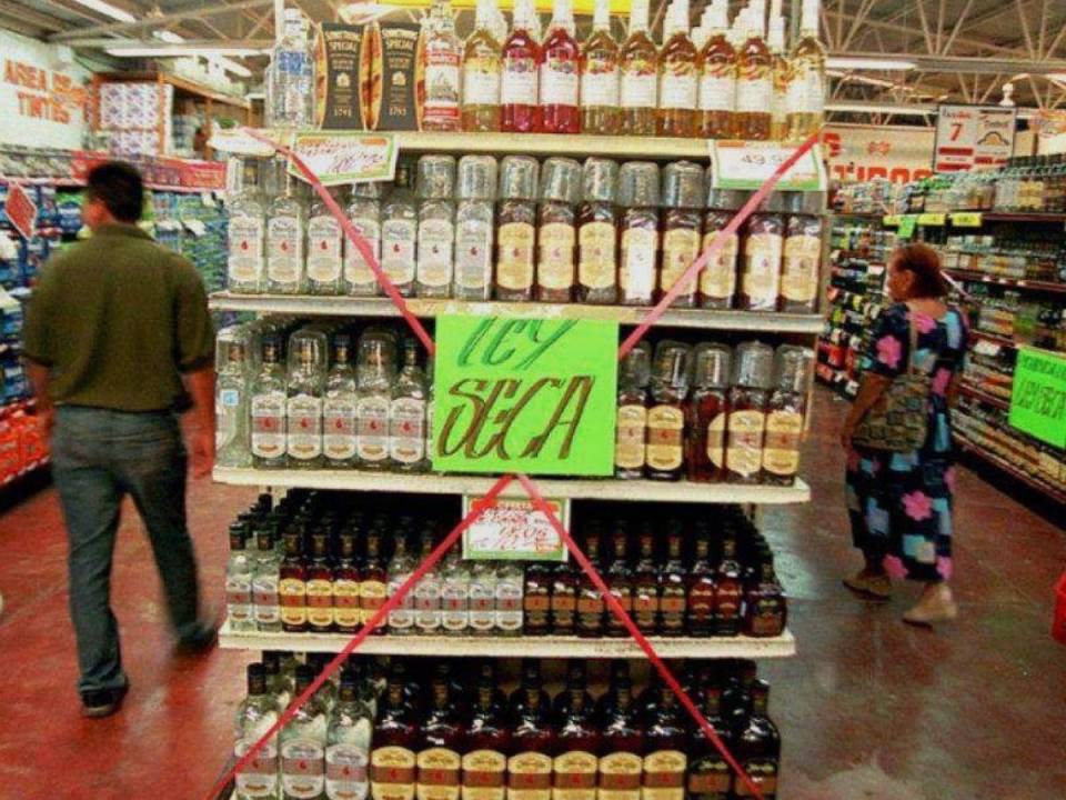 En cada comercio se deben colocar los rótulos que avisen a los clientes que está prohibida la venta de bebidas alcohólicas.