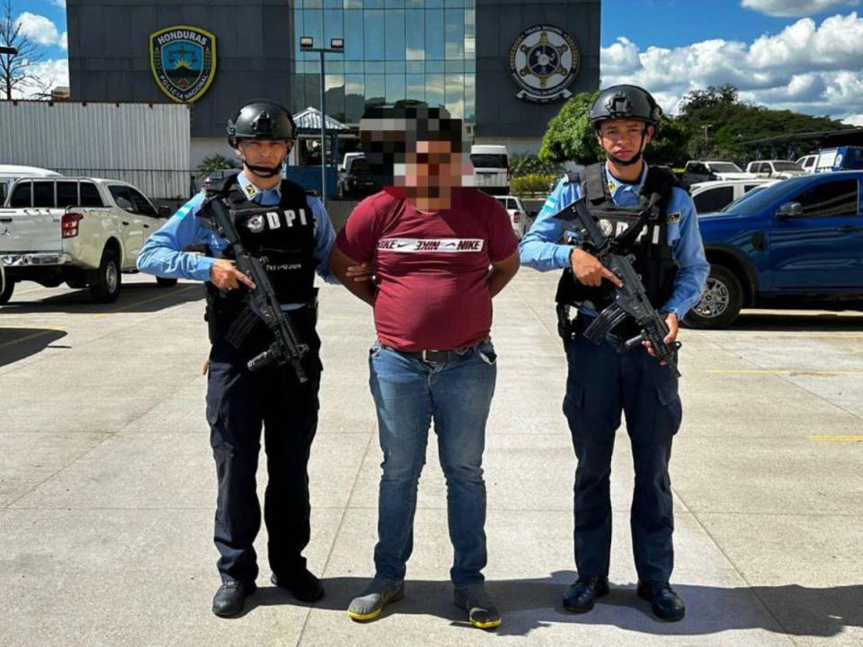 Así fue traslado el supuesto asesino por agentes de la DPI.