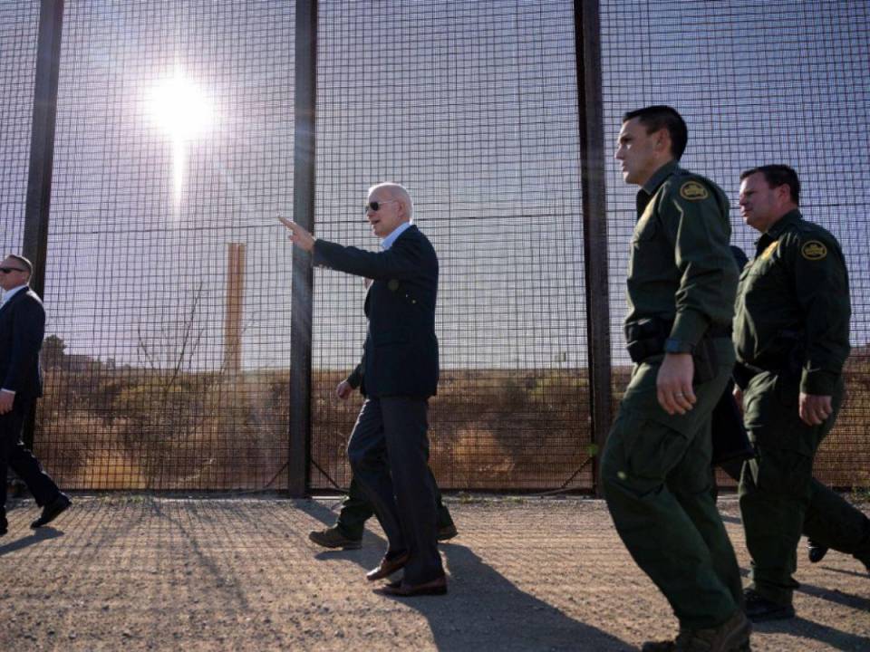 Biden, criticado por los conservadores por su manejo de la migración, busca promover un acuerdo bipartidista para abordar la situación.