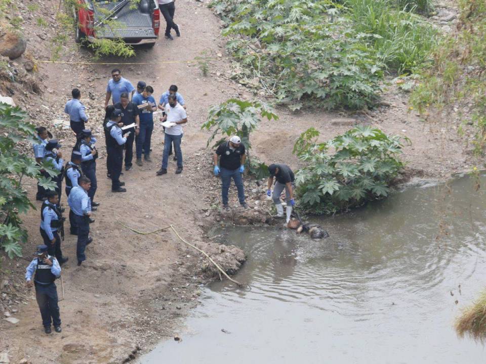 El cadáver del hombre estaba a la orilla del río.