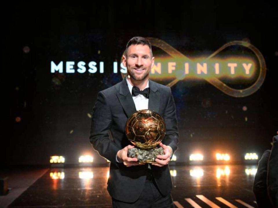 Lionel Messi tras recibir su octavo Balón de Oro en el teatro Châtelet de París.