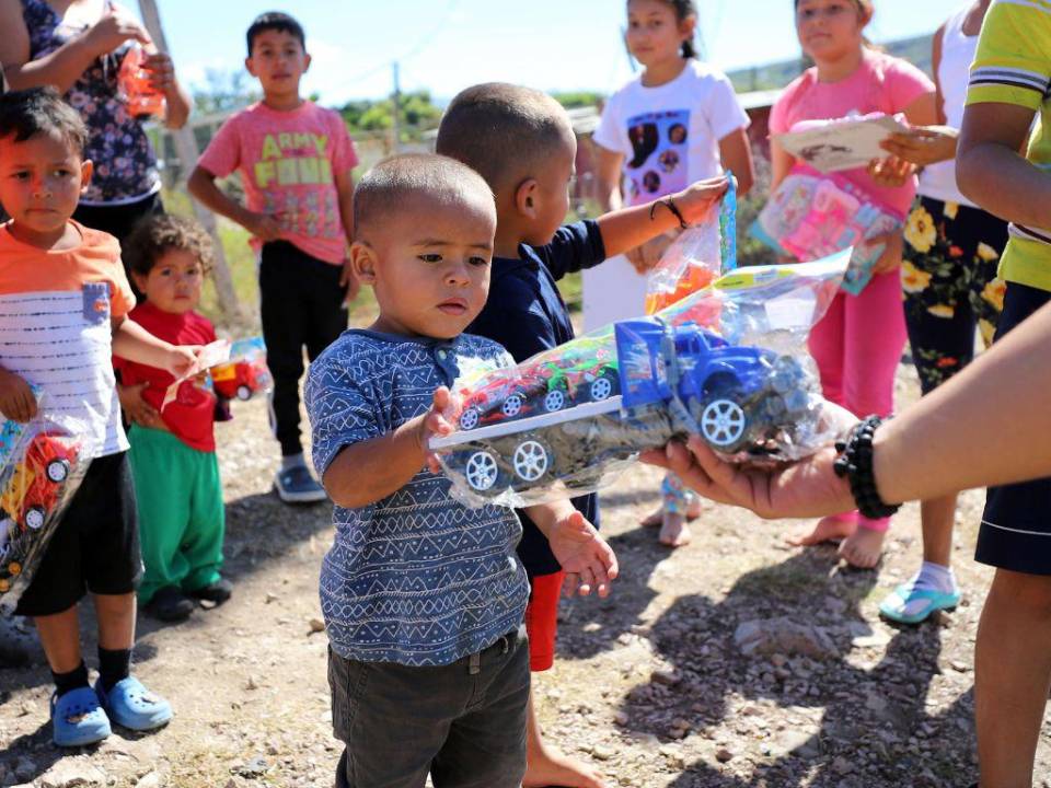 Los primeros infantes que miraron el vehículo de EL HERALDO como el trineo de Santa.