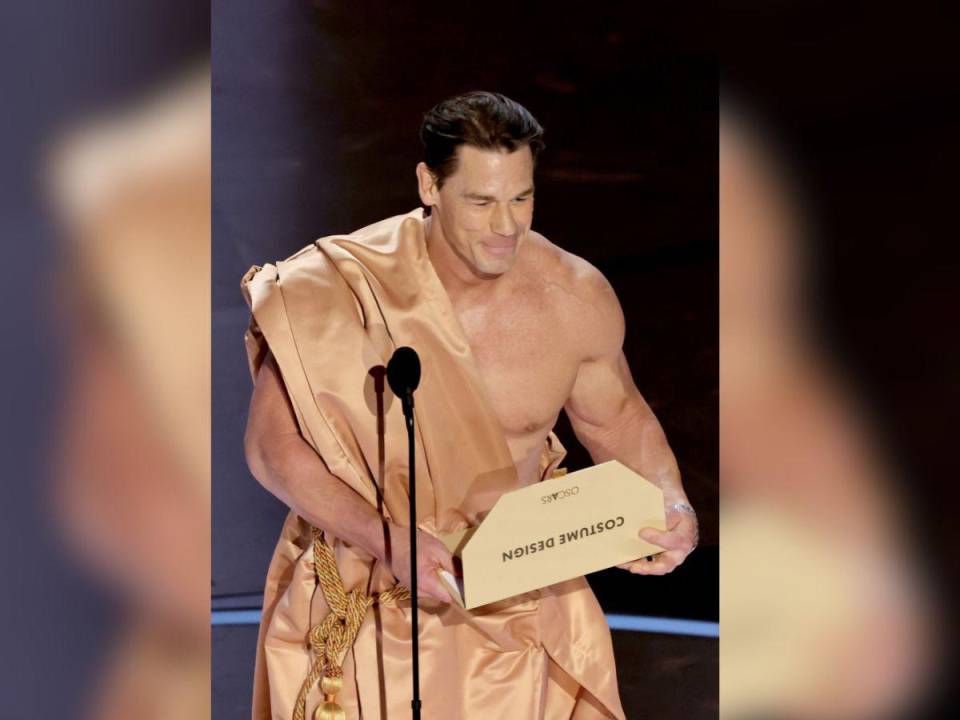 John Cena cuando ya se había cubierto para presentar el premio.