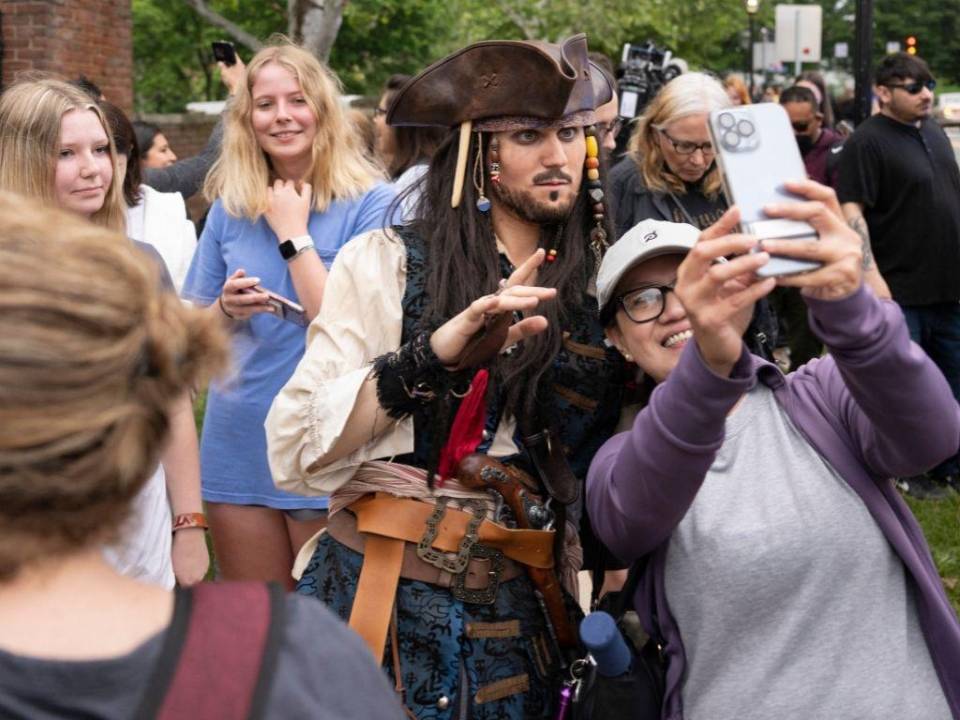 Con rótulos, disfraces y bajo la lluvia: así apoyan los fanáticos a Johnny Depp