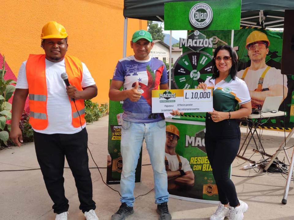 Uno de los afortunados ganadores de L. 10,000 en efectivos gracias a la promoción de Cemento Bijao y Los Macizos.