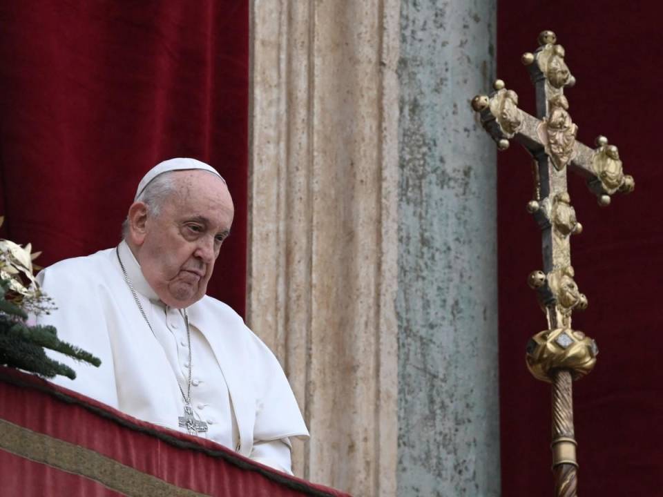 El Papa Francisco se encuentra en el balcón de la basílica de San Pedro para entregar la bendición navideña Urbi et Orbi en la Plaza de San Pedro en el Vaticano el 25 de diciembre de 2023.