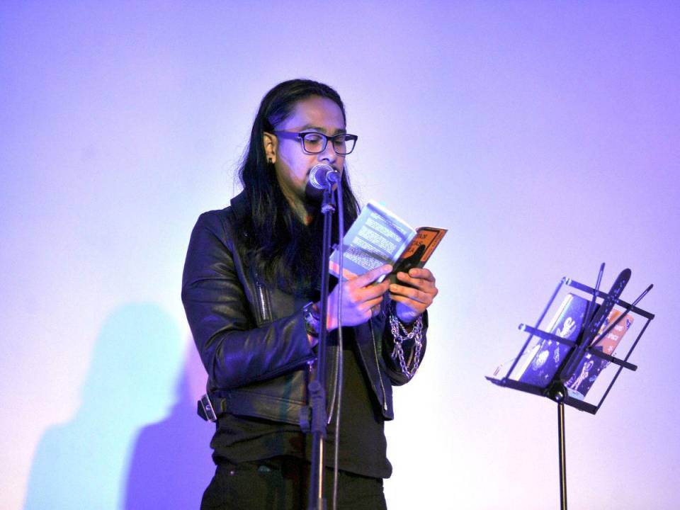 Rommel Martínez compartió el contenido de “Fantasma” en una lectura estilo performance. La actividad tuvo lugar en el Centro Cultural de España en Tegucigalpa (CCET).
