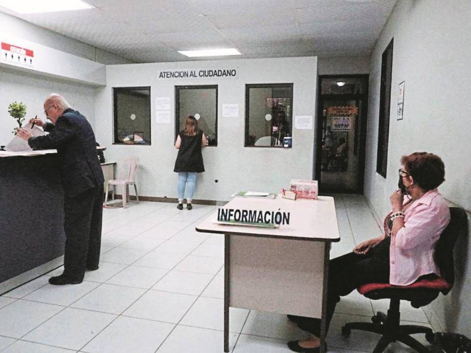 La Secretaría Municipal cuenta con su área de espera, personal de información y tres ventanillas para atención al ciudadano.