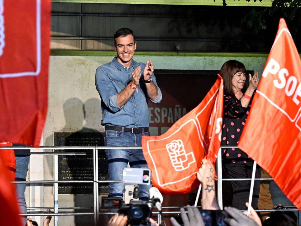 Pedro Sánchez celebra el resultado de las elecciones y podría volver a gobernar España