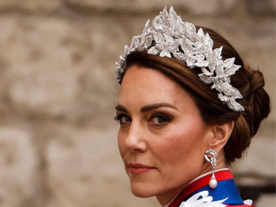 Kate Middleton demostró el amor que tiene el nuevo monarca por la naturaleza al utilizar un tocado de flores.