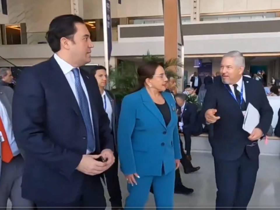 Captura de pantalla de un video que muestra a la presidenta en Dubái junto a su hijo, Héctor Zelaya y el canciller Enrique Reina, quienes forman parte de su comitiva.
