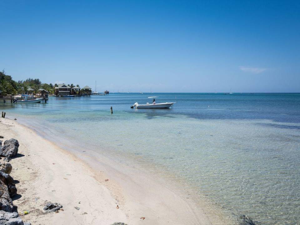 Las playas de Honduras son grandes generadoras de ingreso para el país, pues tanto el turismo interno como el externo deja grandes flujos.